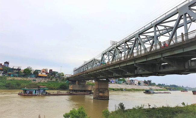 Duong bridge - a road and railway bridge spanning the Duong River in Hanoi, Vietnam. (Illustrative image/Photo: baogiaothong.vn)