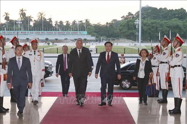 National Assembly (NA) Chairman Vuong Dinh Hue (R)  and Chairman of the State Duma of the Federal Assembly of the Russian Federation Vyacheslav Victorovich Volodin at the welcoming ceremony in Hanoi on October 15.(Photo: VNA)