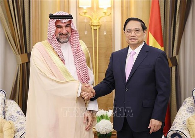 Prime Minister Pham Minh Chinh (R) receives PIF Governor Al-Rumayyan (Photo: VNA)