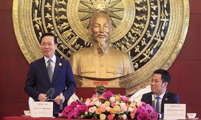 President Vo Van Thuong (standing) speaks at the meeting. (Photo: VNA)
