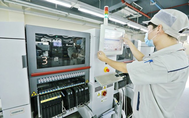 The production line for end-user equipment operated by VNPT Technology, the primary unit of the Vietnam Posts and Telecommunications Group (VNPT) in the field of telecommunications and digital content creation. (Photo: VNA)