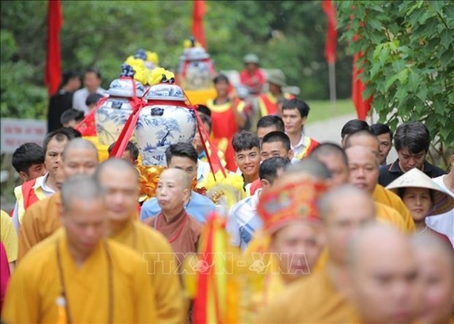 At the water procession ceremony held as part of the festival on October 6. (Photo: VNA)