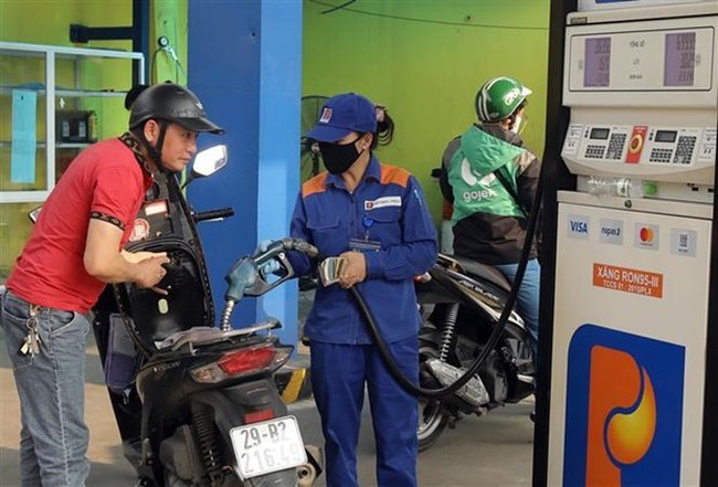 Retail prices of E5 RON 92 and RON 95-III cut by 695 VND and 906 VND to 23,502 VND (0.97 USD) and 24,842 VND per litre, respectively. (Photo: VNA)