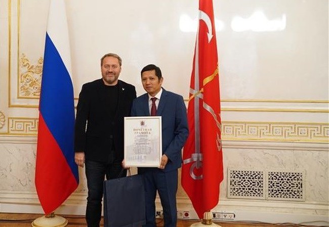 Nguyen Quoc Hung (R), Director of the “Tradition and Friendship” fund, receives a certificate of merit from the Legislative Assembly of St. Petersburg (Photo: VNA)