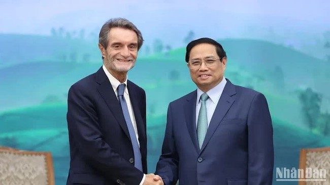Prime Minister Pham Minh Chinh (R) and President of Lombardy region Attilio Fontana. (Photo: NDO)