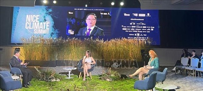 Chairman of the People’s Committee of Can Tho city Tran Viet Truong (L) attends the Nice Climate Summit 2023 in France (Photo: VNA)