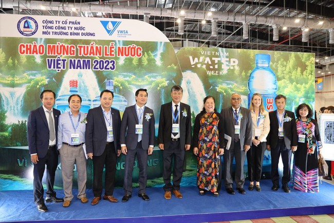 Visitors at a booth displaying materials, equipment, technologies and solutions in water sector (Photo: Ministry of Construction)