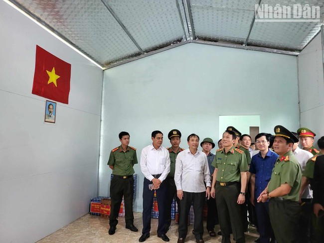 Leaders of the Ministry of Public Security and Ha Tinh Province visit a new house under the project of building 1,000 houses for needy people. (Photo: NDO)