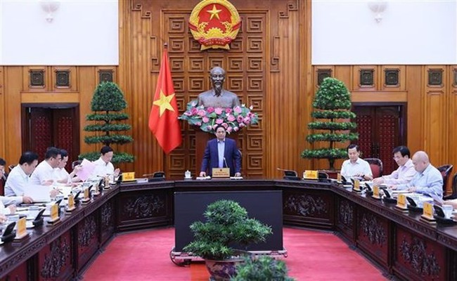 PM Pham Minh Chinh (standing) chairs the meeting on power supply on October 28. (Photo: VNA)