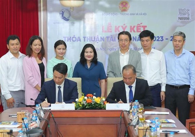 At the signing ceremony of a cooperation agreement to offer nutritional products worth over 5.5 billion VND (224,994 USD) to kids with special and difficult circumstances. (Photo: VNA)