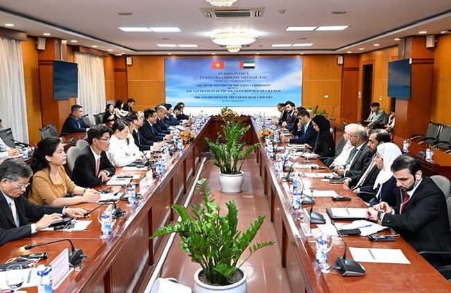 At the fifth meeting of the Vietnam-UAE Inter-Governmental Committee in Hanoi on October 8. (Photo: moit.gov.vn)