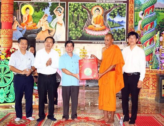 A delegation of Soc Trang authorities present gifts to dignitaries of O Chum Pagoda in Nga Nam township on the occasion of Sene Dolta festival (Photo: VNA)