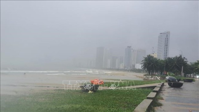 Heavy rains and strong winds at My Khe beach in Da Nang city. (Photo: VNA)
