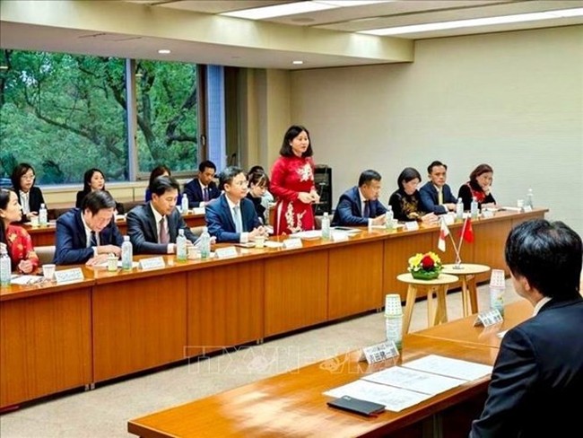 Meeting between representatives from Hanoi and Fukuoka (Photo: VNA)