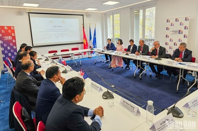The meeting between Nam Dinh leaders and MEDEF International. (Photo: NDO)