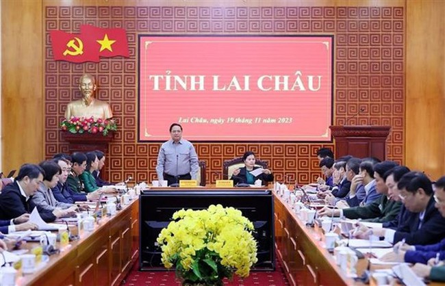 Prime Minister Pham Minh Chinh works with leaders of Lai Chau on November 19. (Photo: VNA)