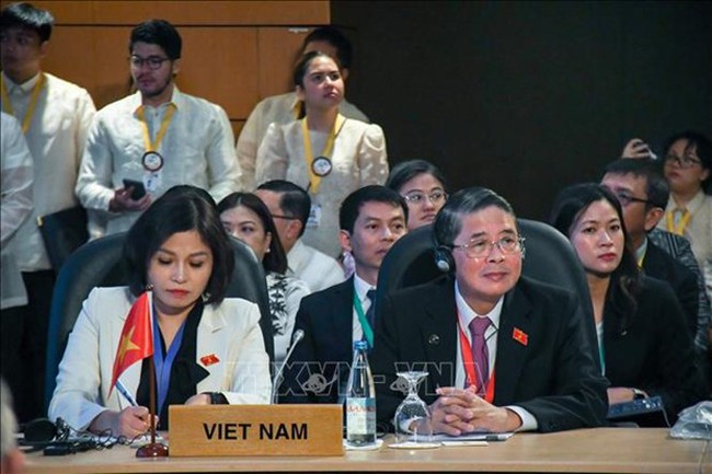 NA Vice Chairman Nguyen Duc Hai (right, first row) attends the APPF-31 executive committee's meeting. (Photo: VNA)