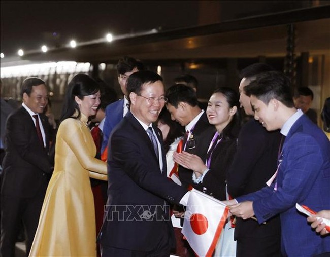 President Vo Van Thuong and his spouse were welcomed at the Haneda International Airport. (Photo: VNA)