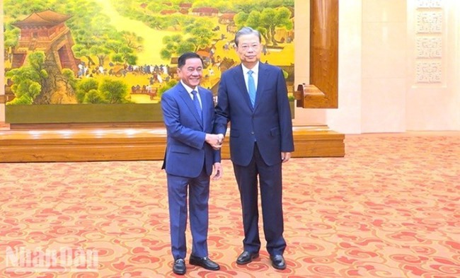 Politburo member, Secretary of the Communist Party of Vietnam (CPV) Central Committee and Chairman of its Inspection Commission Tran Cam Tu (L) and Chairman of the Standing Committee of the National People's Congress (NPC) of China Zhao Leji. (Photo: NDO)