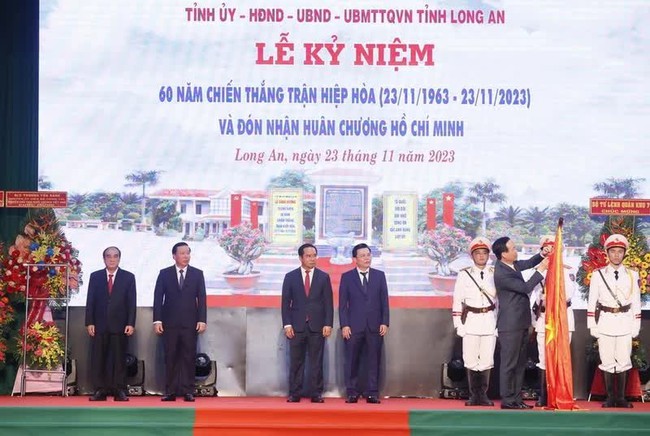 President Vo Van Thuong presents the Ho Chi Minh Order to Long An province’s Party, administration and people for their excellent contributions to revolutionary cause of the Party and State. (Photo: VNA)