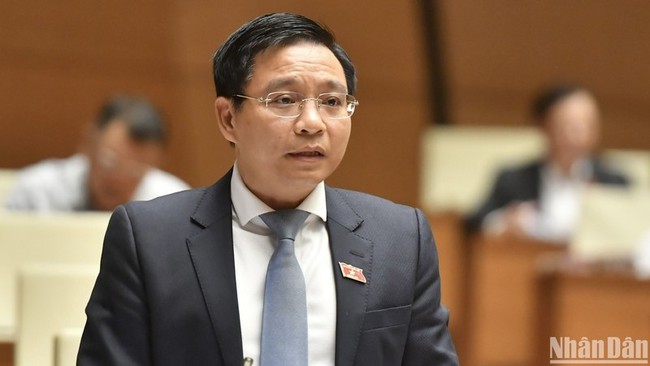 Minister of Transport Nguyen Van Thang joins the NA's Q&A session on November 7. (Photo: NDO)