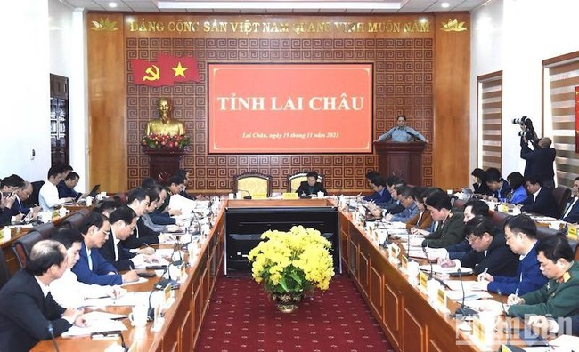 Prime Minister Pham Minh Chinh works with leaders of Lai Chau on November 19 (Photo: NDO)