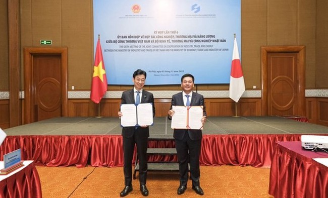 Vietnamese Minister of Industry and Trade Nguyen Hong Dien (R) and Japanese Minister of Economy, Trade and Industry Nishimura Yasutoshi at the Joint Committee's sixth meeting in Hanoi on November 3. (Photo: Ministry of Industry and Trade)