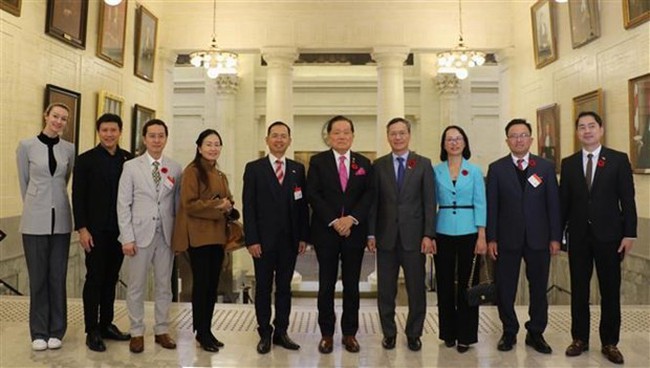 Senator Victor Oh (fifth from right) and Vietnamese Ambassador Pham Vinh Quang (fourth from right) posing for a photo (Photo: VNA)