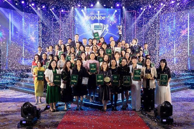 Award winners for Top 100 Vietnam Best Places to Work 2023 in the large enterprises category. (Photo: Anphabe)