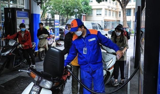 The retail prices of E5RON 92 and RON 95-III were cut by 584 VND and 506 VND to 21,690 VND (0.89 USD) and 23,024 VND (0.94 USD) per litre, respectively. (Photo: VNA)