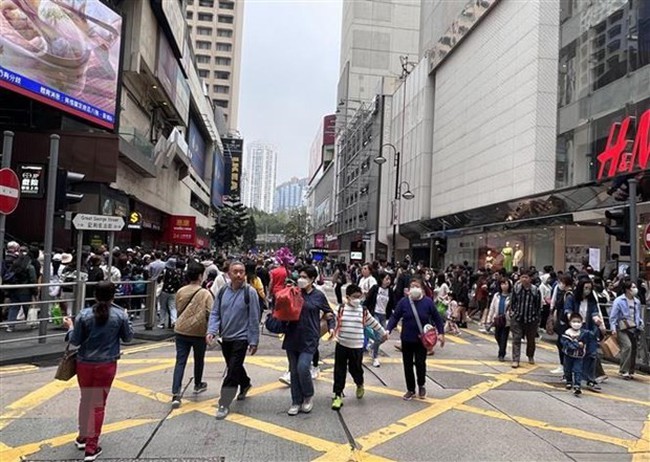 Tourists go shopping at Causeway Bay, Hong Kong. (Photo: VNA)