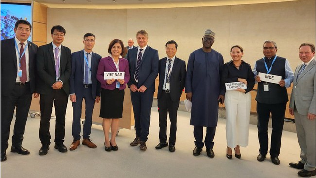 Vietnamese Ambassador Le Thi Tuyet Mai (fourth from left) in a group photo at the 54th session of the UN Human Rights Council (Published by VNA)