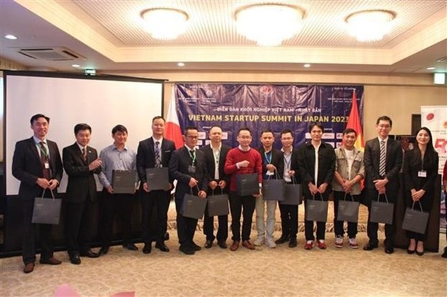 Participants at the forum in a group photo. (Photo: VNA)