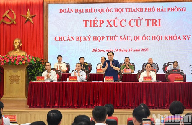 NA Chairman Vuong Dinh Hue and other NA deputies of Hai Phong city at the meeting with voters in Do Son district on October 14 (Photo: NDO)