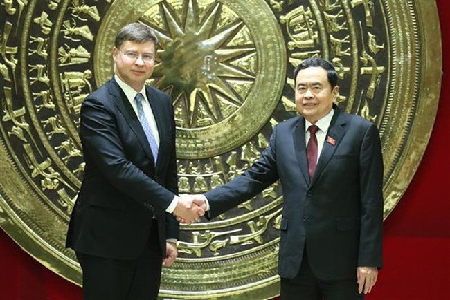 Permanent Vice Chairman of the Vietnamese National Assembly Tran Thanh Man (R) receives EC Executive Vice President Valdis Dombrovskis (Photo: VNA)