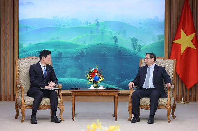 PM Pham Minh Chinh (R) meets Japanese Minister of Economy, Trade and Industry Nishimura Yasutoshi in Hanoi on November 3. (Photo: VNA)