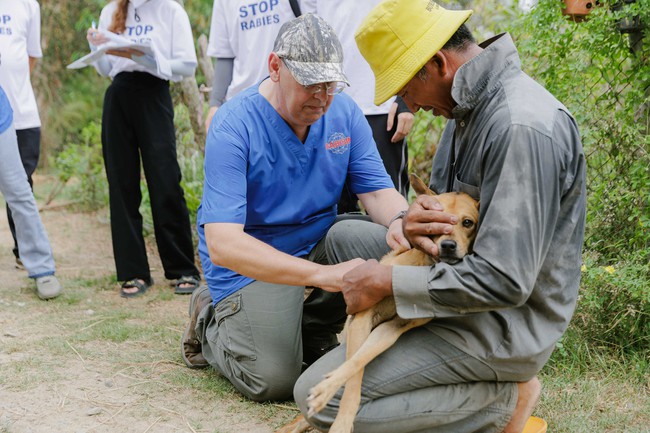 Through STOP Rabies program in Vietnam, in collaboration with the Department of Agriculture and Rural Development in Duc Hue District People's Committee, 20,000 dogs and cats have been vaccinated against rabies since 2021.