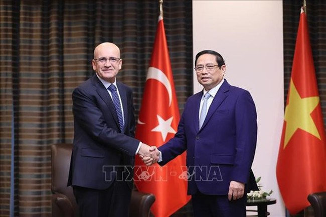 Prime Minister Pham Minh Chinh (R) and Turkish Minister of Budget and Finance Mehmet Simsek (Photo: VNA)