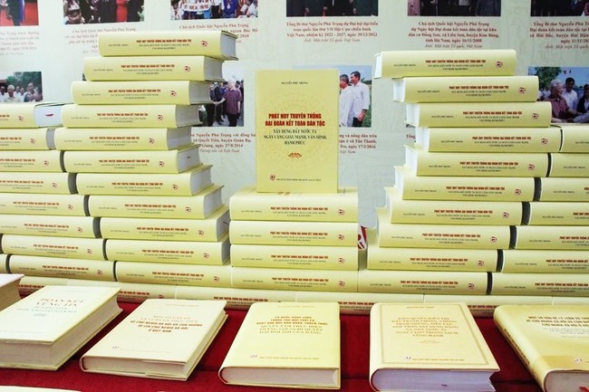 Party General Secretary Nguyen Phu Trong's book (Photo: Communist Party of Vietnam portal)