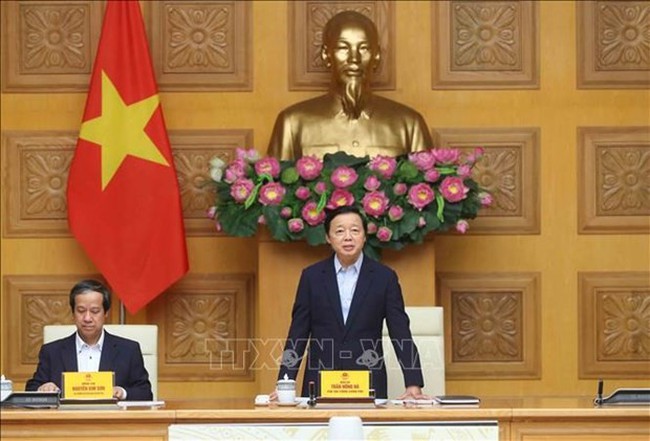Deputy Prime Minister Tran Hong Ha (standing) speaks at the meeting (Photo: VNA)