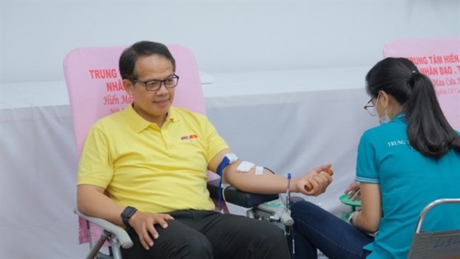 Chinoros Benjachavakul, senior vice president for human resources and corporate affairs at C.P. Vietnam Corporation, donates blood at the Thai Consulate in HCM City on December 2. (Photo: VNS)