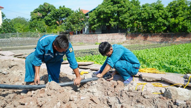 Workers are installing water pipes in Quang Ninh Province.