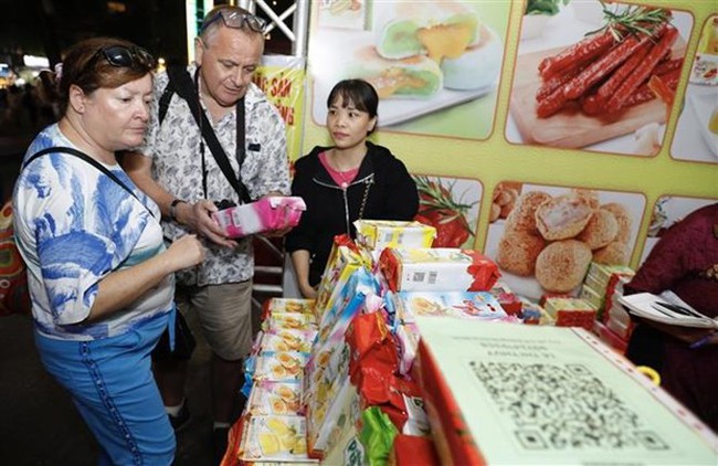 Visitors at a booth of the “Proud of Vietnamese Goods” programme 2023 in Hanoi on Dec. 9 (Photo: VNA)