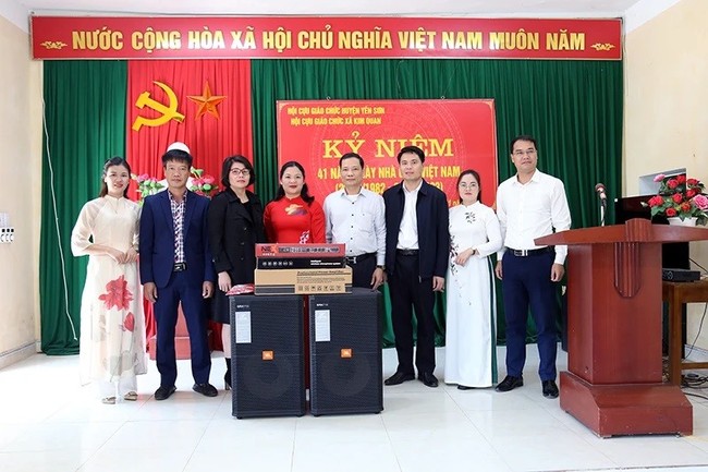 Leaders of the Yen Son District People’s Committee, the Nhan Dan Newspaper Office in Tuyen Quang, and sponsors donate a speaker system to Kim Quan Commune Kindergarten.