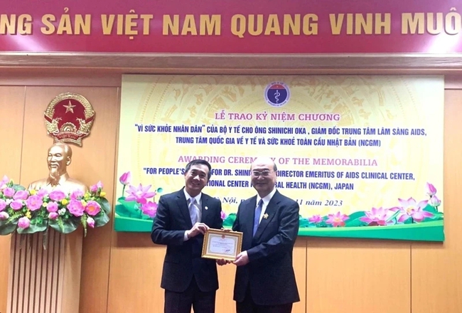 Deputy Minister of Health Tran Van Thuan (left) presented the “For People's Health” Medal to Professor Dr. Oka Shinichi. (Photo: JICA)