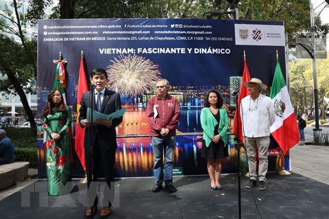 Ambassador Nguyen Hoanh Nam addresses the opening of the exhibition (Photo: VNA)