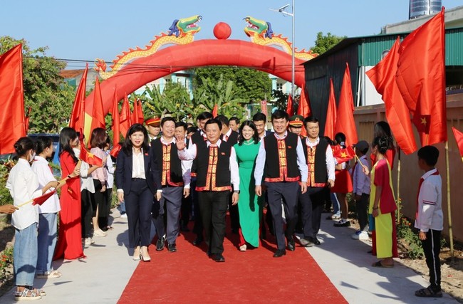 Politburo member Nguyen Xuan Thang joins locals of Tan Son, Chau Ha and An Binh villages in Dam Ha District, Quang Ninh Province, to celebrate the great national solidarity festival on November 18.