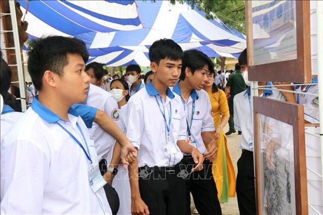 The digital exhibition “Vietnam’s Hoang Sa, Truong Sa – Historical and Legal Evidence” opens at Luong The Vinh high school in Ham Thuan Nam district, Binh Thuan province on November 4. (Photo: VNA)