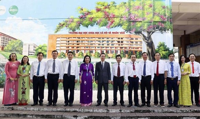 President Vo Van Thuong (7th from left) in a group photo with lecturers of the University of Social Sciences and Humanities (HCMUSSH) under the Vietnam National University, Ho Chi Minh City (VNUHCM). (Photo: VNA)
