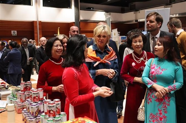 Eva Pavlova (centre), the wife of Czech President Petr Pavel, is told about Vietnamese products at the event. (Photo: VNA)